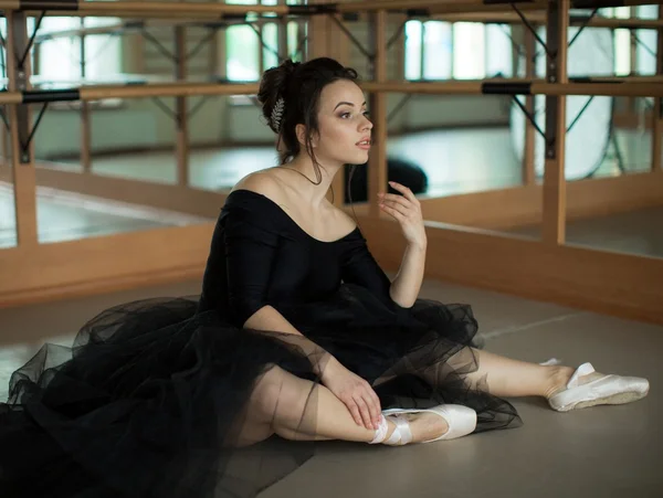 Bailarina é relaxante na sala de aula — Fotografia de Stock