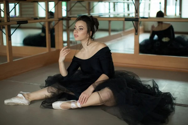 Bailarina é relaxante na sala de aula — Fotografia de Stock