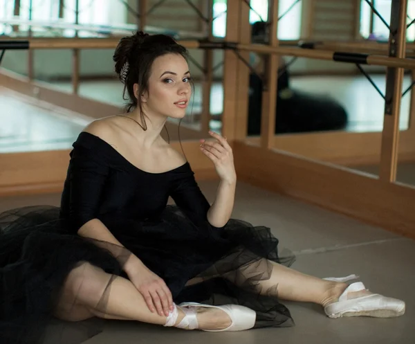 Bailarina é relaxante na sala de aula — Fotografia de Stock