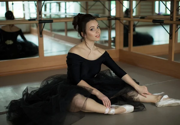 Ballerina is relaxing in class room — Stock Photo, Image