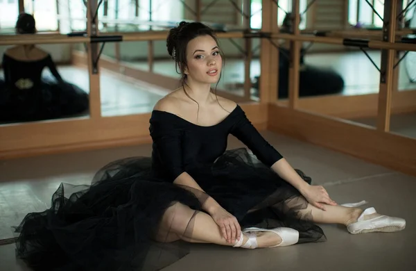 Bailarina é relaxante na sala de aula — Fotografia de Stock
