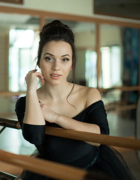 Ballerina entspannt im Klassenzimmer — Stockfoto