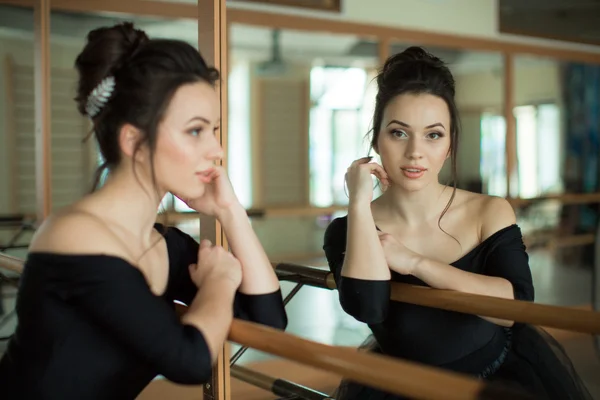 Ballerina entspannt im Klassenzimmer — Stockfoto