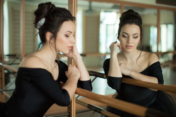 Ballerina is relaxing in class room — Stock Photo, Image