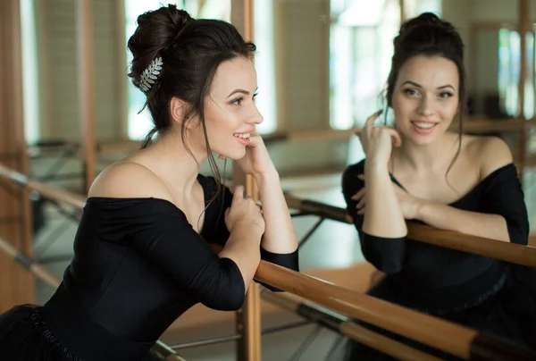 Bailarina é relaxante na sala de aula — Fotografia de Stock