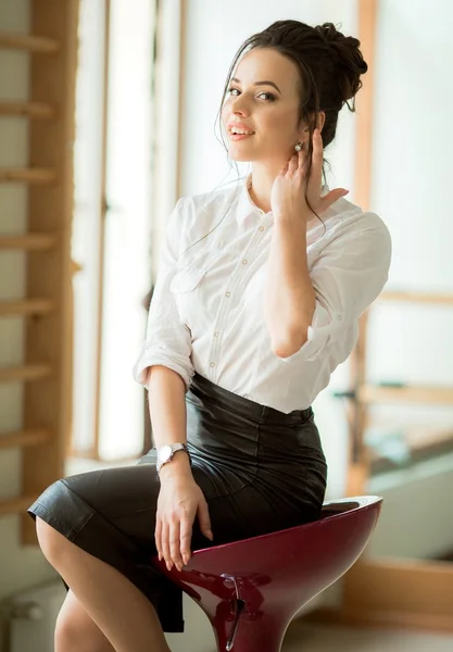 Mulher de moda sentada na cadeira — Fotografia de Stock