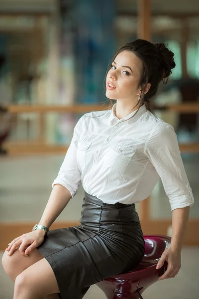 Modefrau sitzt auf Stuhl — Stockfoto