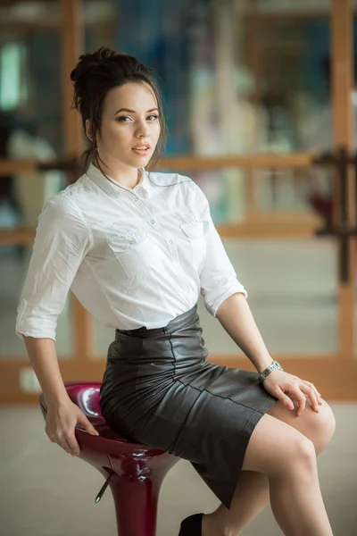 Mulher de moda sentada na cadeira — Fotografia de Stock