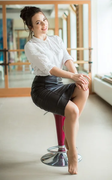 Fashion woman sitting on chair — Stock Photo, Image