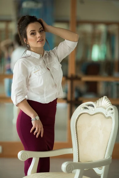 Femme de mode posant dans la chambre — Photo