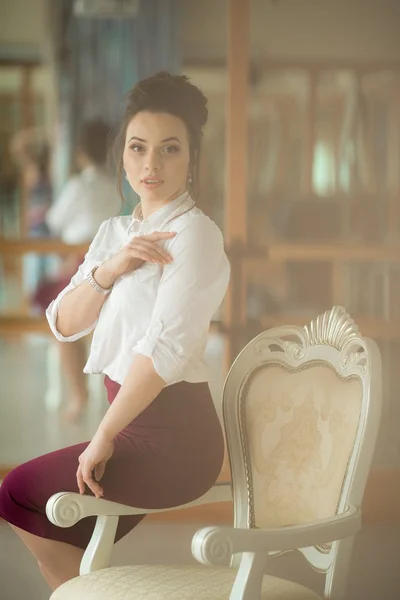 Sandalyede oturan kadın moda — Stok fotoğraf