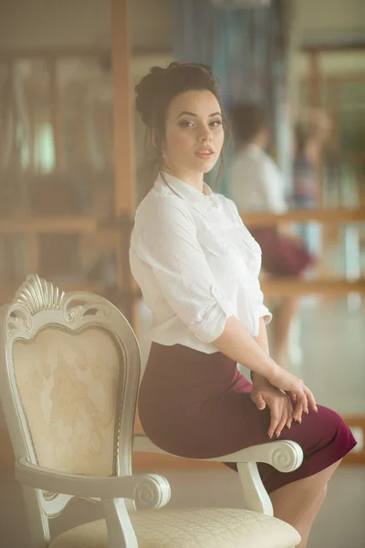 Модная женщина сидит на стуле — стоковое фото