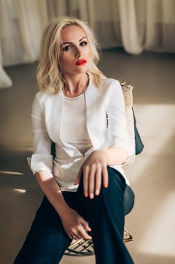 Güzel sarışın kadın moda giysileri