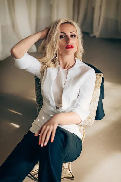 Красива блондинка в одязі моди — стокове фото