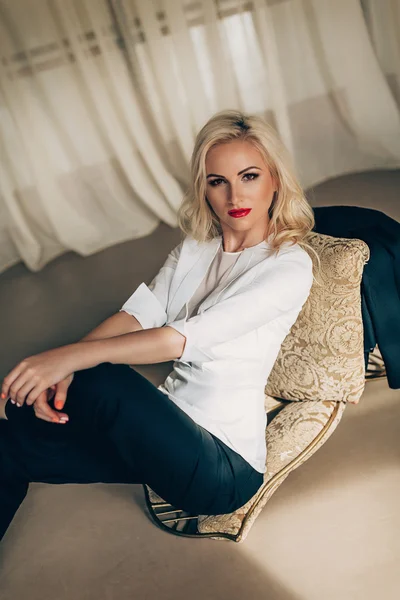 Vacker blond kvinna i modekläder — Stockfoto
