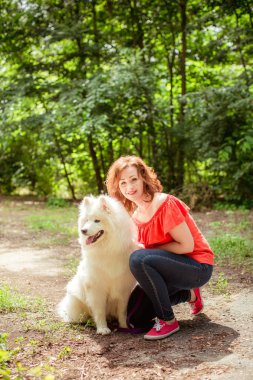 Samoyed köpek doğurmak parkta kadınla