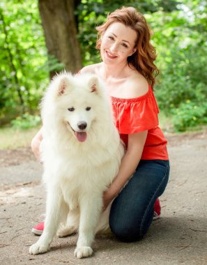 Samoyed köpek doğurmak parkta kadınla