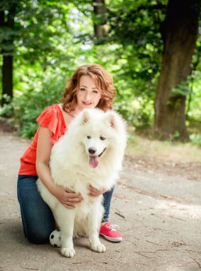 Samoyed köpek doğurmak parkta kadınla