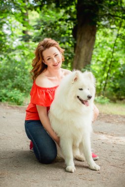 Samoyed köpek doğurmak parkta kadınla