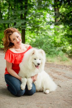 Samoyed köpek doğurmak parkta kadınla