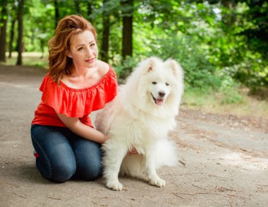 Samoyed köpek doğurmak parkta kadınla