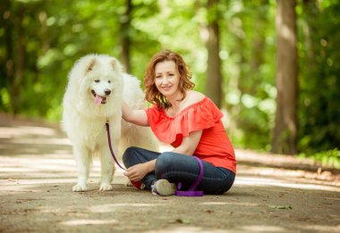 Samoyed köpek doğurmak parkta kadınla