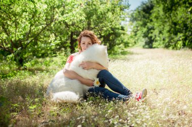 Samoyed köpek doğurmak parkta kadınla