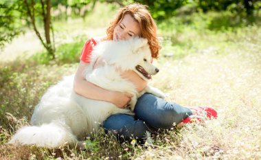 Samoyed köpek doğurmak parkta kadınla