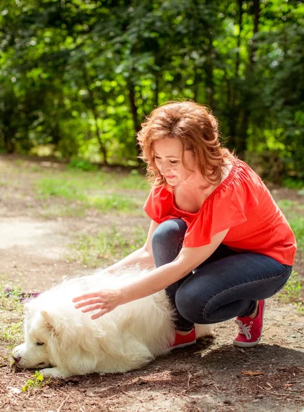 Vrouw met Samojeed hondenras in het park — Stockfoto