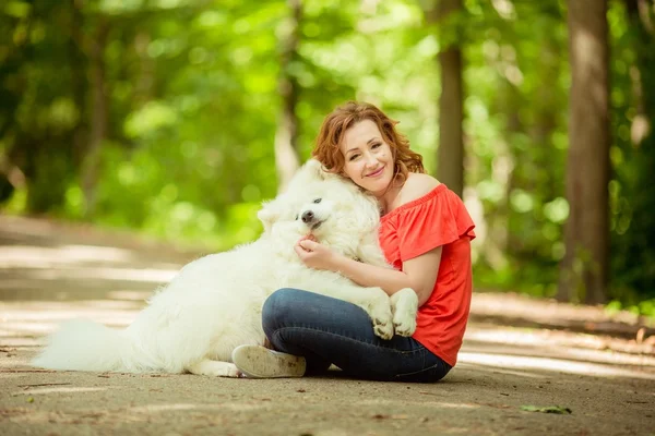 公園でのサモエド犬を持つ女性 — ストック写真