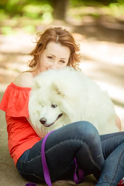 Samoyed köpek doğurmak parkta kadınla — Stok fotoğraf