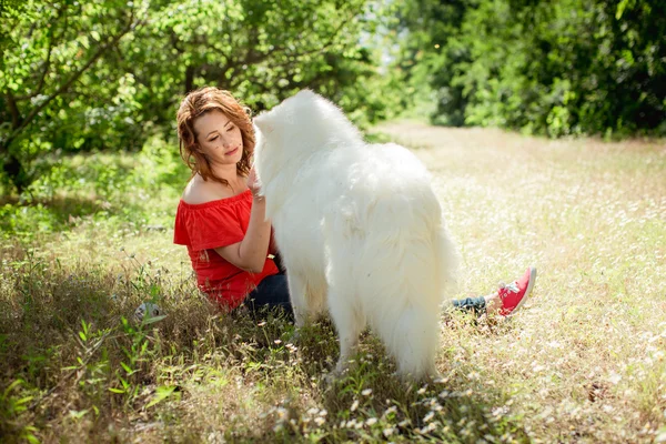 Γυναίκα με σκύλο Samoyed φυλή στο πάρκο — Φωτογραφία Αρχείου