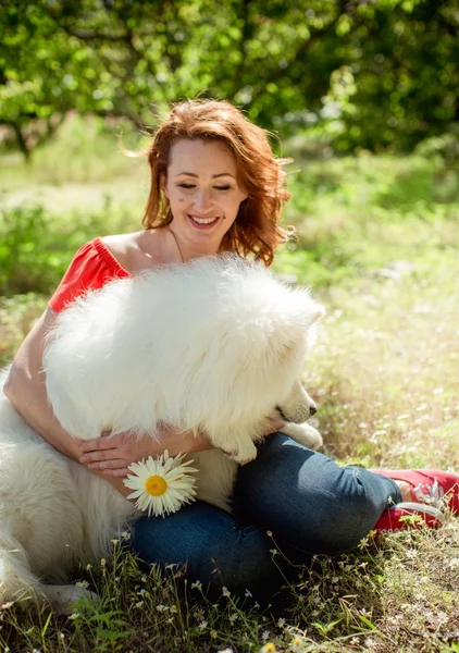 Donna con cane di razza Samoyed nel parco — Foto Stock