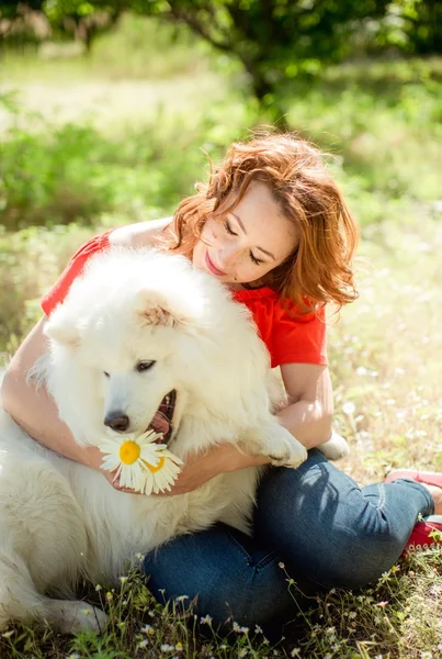 萨摩耶德犬品种在公园里的女人 — 图库照片