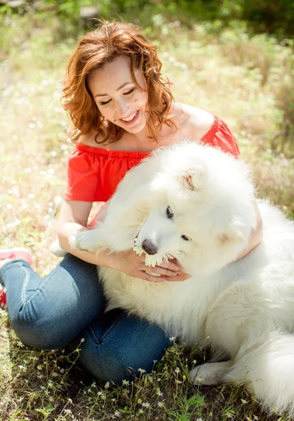 Mulher com raça cão Samoyed no parque — Fotografia de Stock