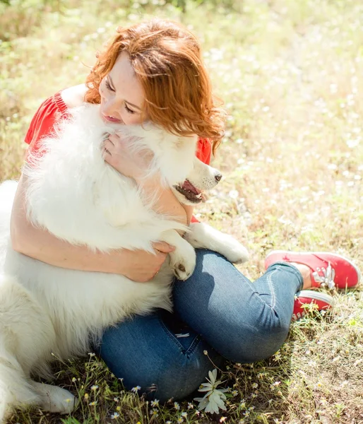 萨摩耶德犬品种在公园里的女人 — 图库照片