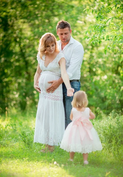 Έγκυος γυναίκα με τον σύζυγό της και κόρη στον κήπο — Φωτογραφία Αρχείου