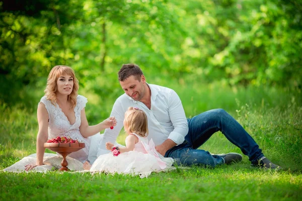 Femme enceinte avec son mari et sa fille dans le jardin — Photo