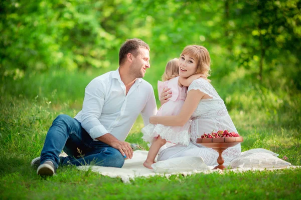 Donna incinta con il marito e la figlia in giardino — Foto Stock