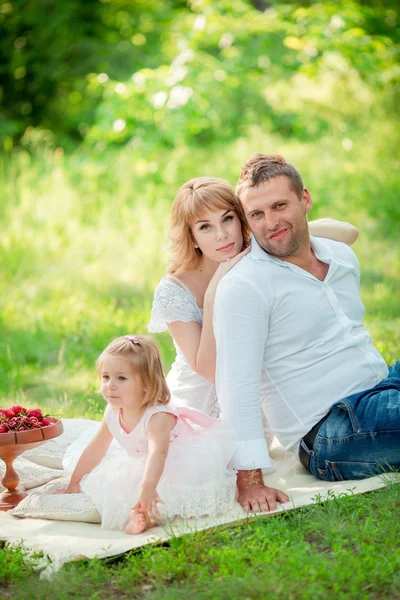 Donna incinta con il marito e la figlia in giardino — Foto Stock