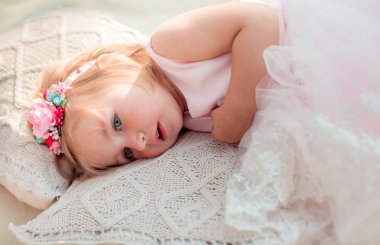 Açık yalan beyaz elbiseli kız