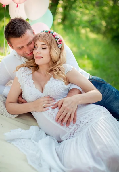 Mulher grávida com o marido no jardim — Fotografia de Stock