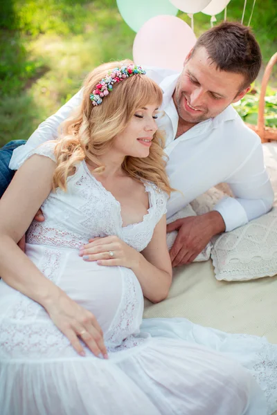 Donna incinta con il marito in giardino — Foto Stock