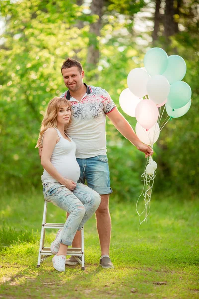 Kobieta w ciąży z mężem w ogrodzie — Zdjęcie stockowe