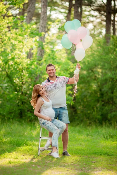 Femme enceinte avec son mari dans le jardin — Photo