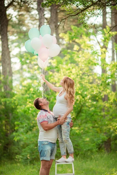 庭で夫と妊娠中の女性 — ストック写真