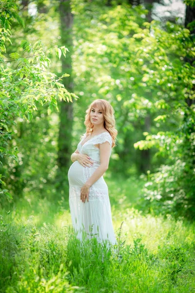 Mulher grávida bonita — Fotografia de Stock