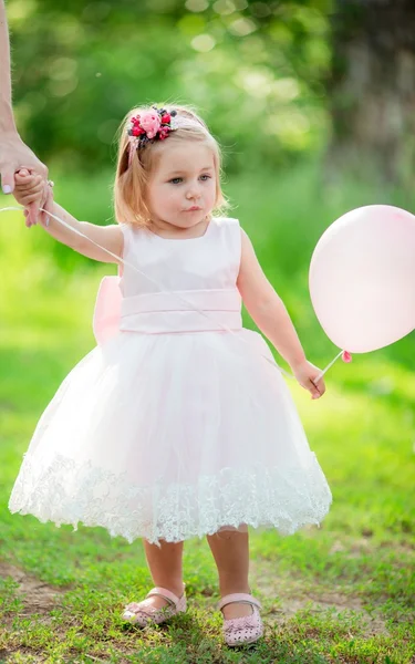 Liten flicka i vit klänning med ballong — Stockfoto