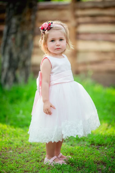 Petite fille en robe blanche extérieure — Photo
