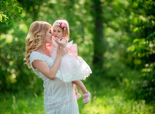 Schwangere mit kleiner Tochter im Garten — Stockfoto